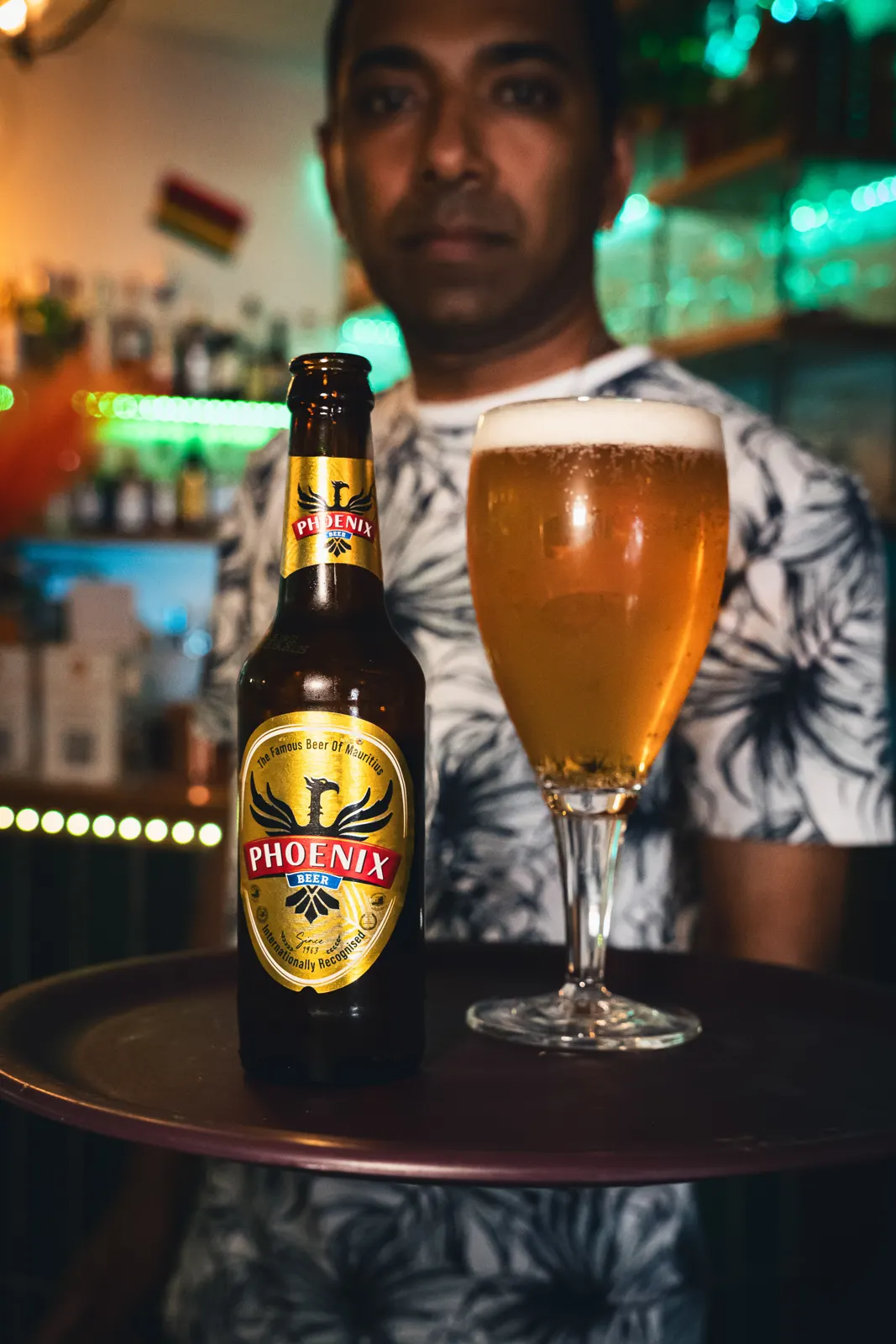 L'équipe du Bistrot Manzé sert une bière Phoenix